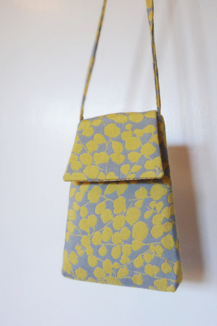 Micropurse in yellow/grey floral